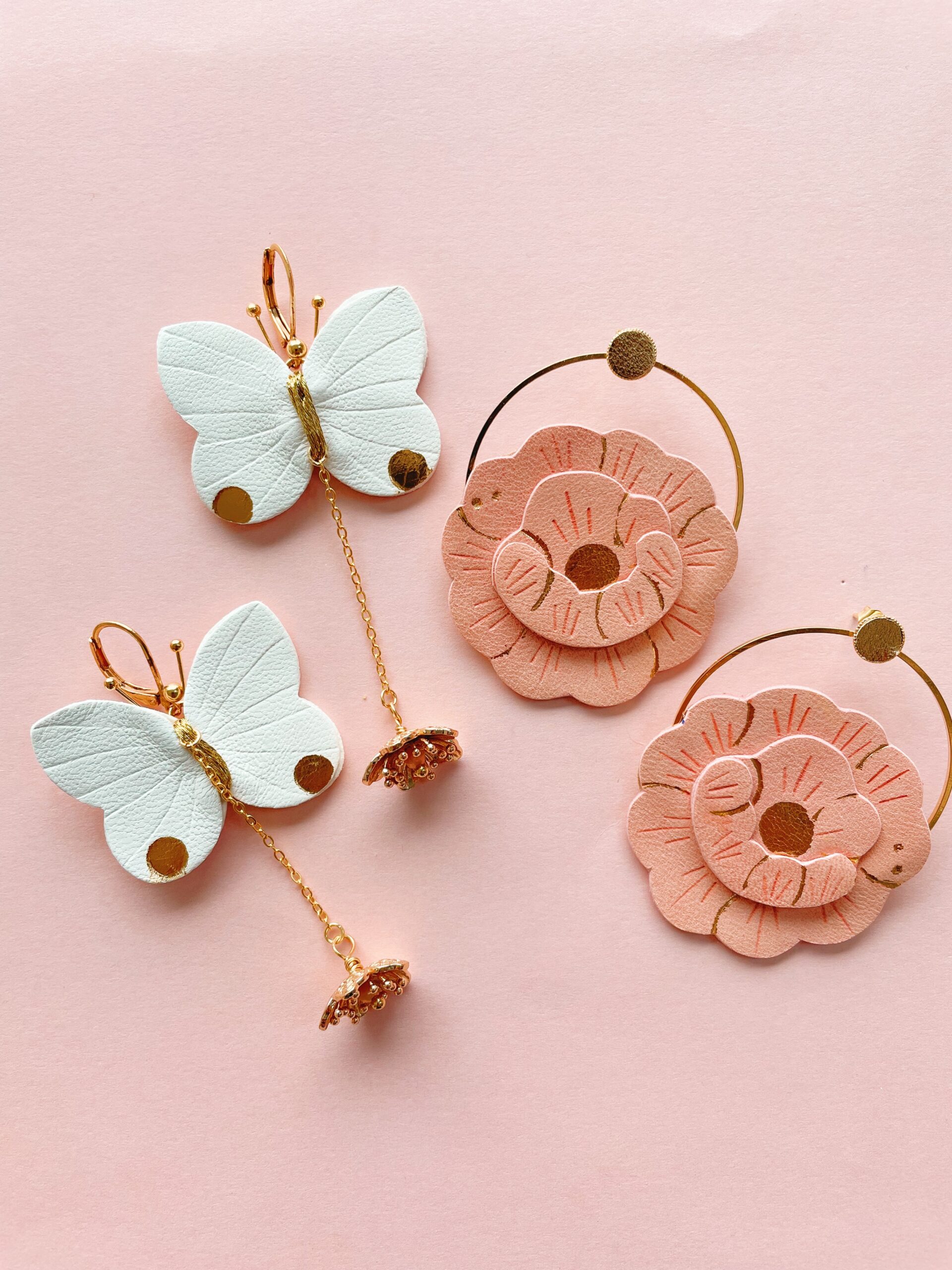 Boucles d'oreilles papillons – Bijou en cuir poétique | © Du vent dans mes valises Boucles d'oreilles papillons en cuir coloré fait main, dorure à chaud et broderie