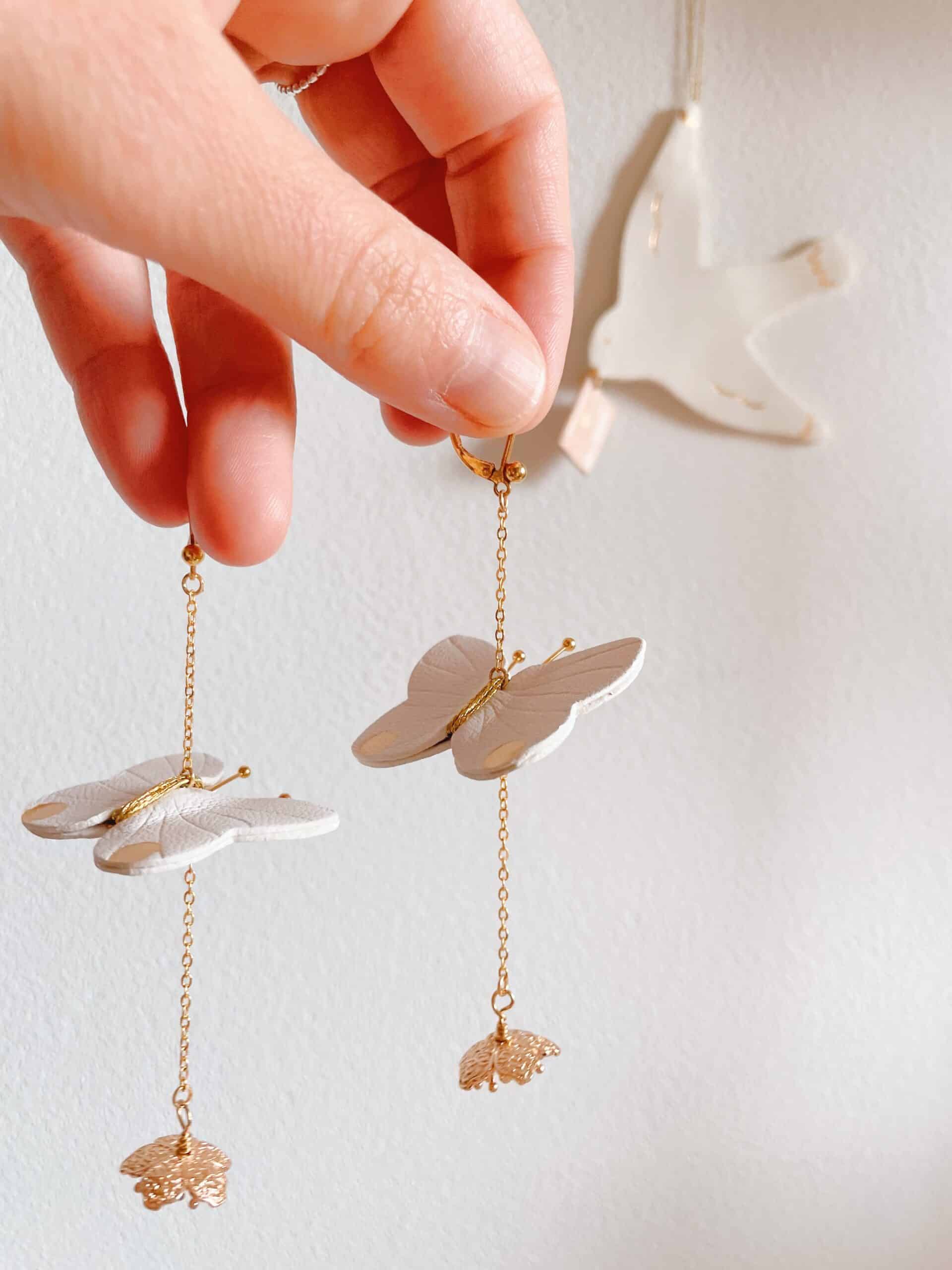 Boucles d'oreilles papillons – Bijou en cuir poétique | © Du vent dans mes valises Boucles d'oreilles papillons en cuir coloré fait main, dorure à chaud et broderie
