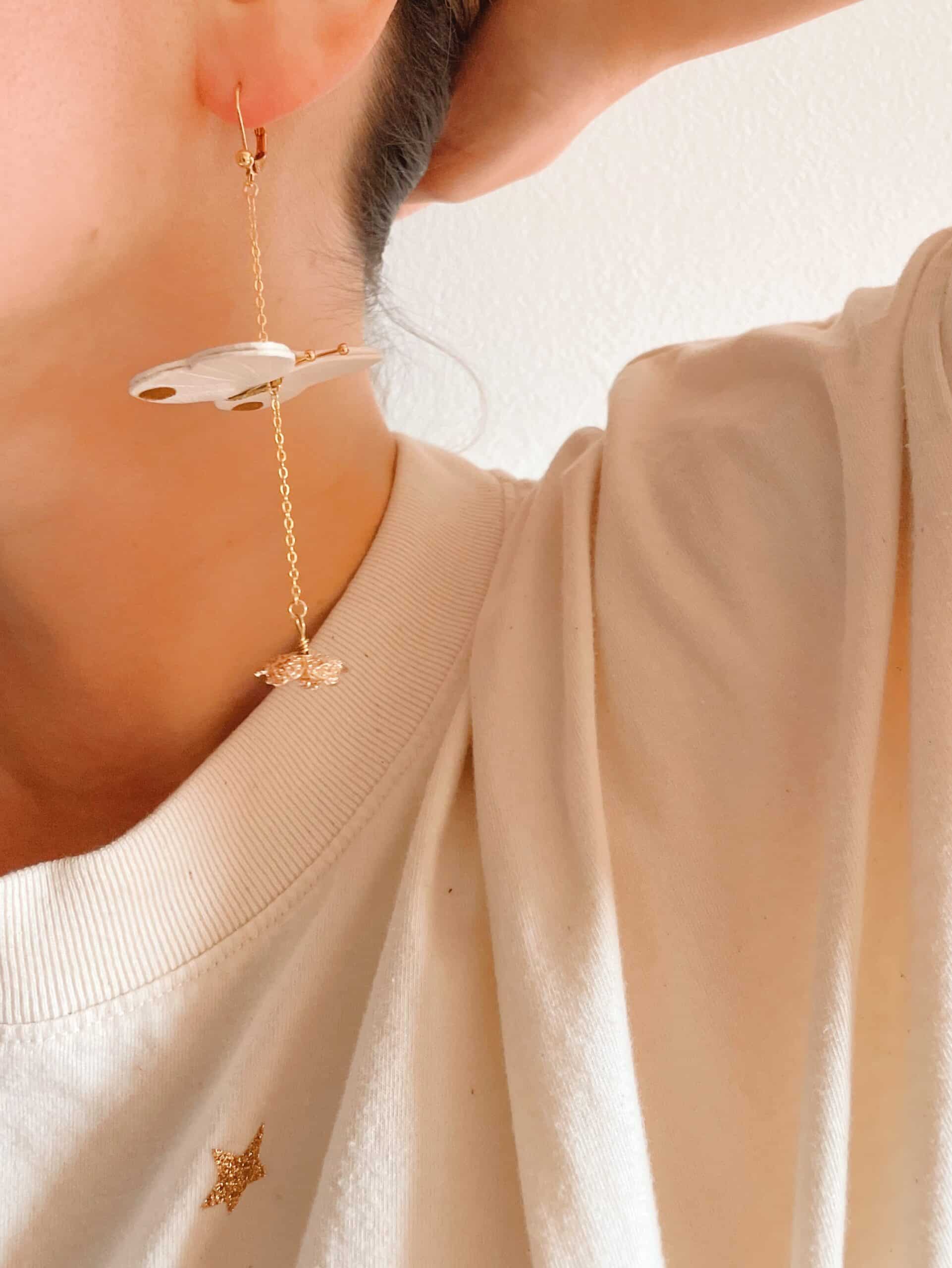 Boucles d'oreilles papillons – Bijou en cuir poétique | © Du vent dans mes valises Boucles d'oreilles papillons en cuir coloré fait main, dorure à chaud et broderie