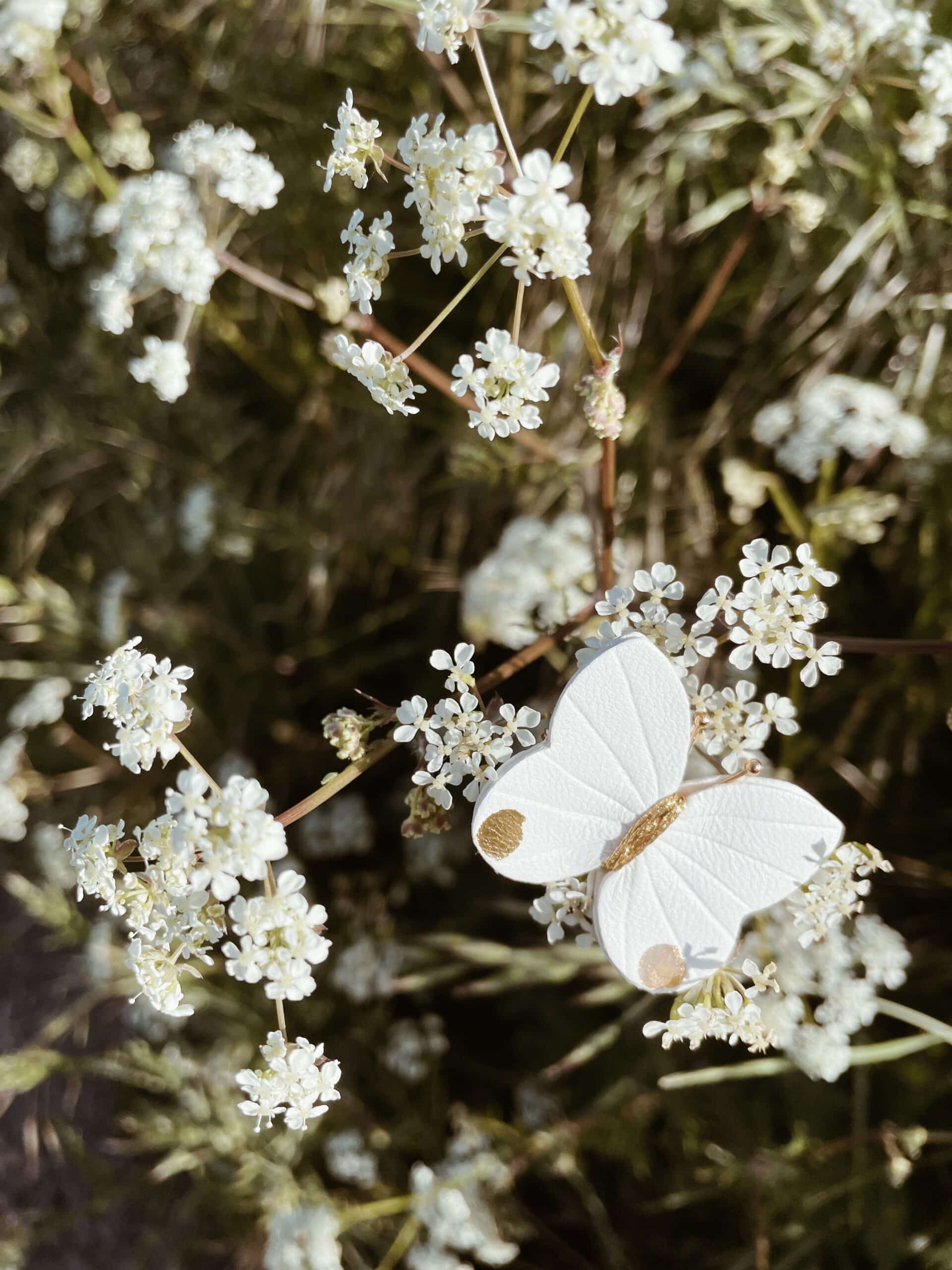 Broche Papillon blanche © Du vent dans mes valises Broche papillon blanche en cuir surcyclé, détails dorés à l’or fin, fait main