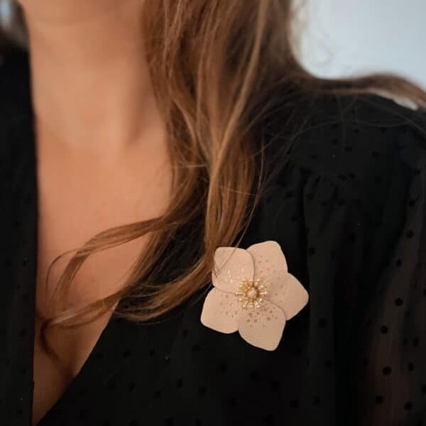 Broche rose de Noël en cuir façonnée à la main, modèle Hellébore – création artisanale