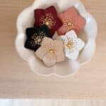 Broche rose de Noël en cuir façonnée à la main, modèle Hellébore – création artisanale