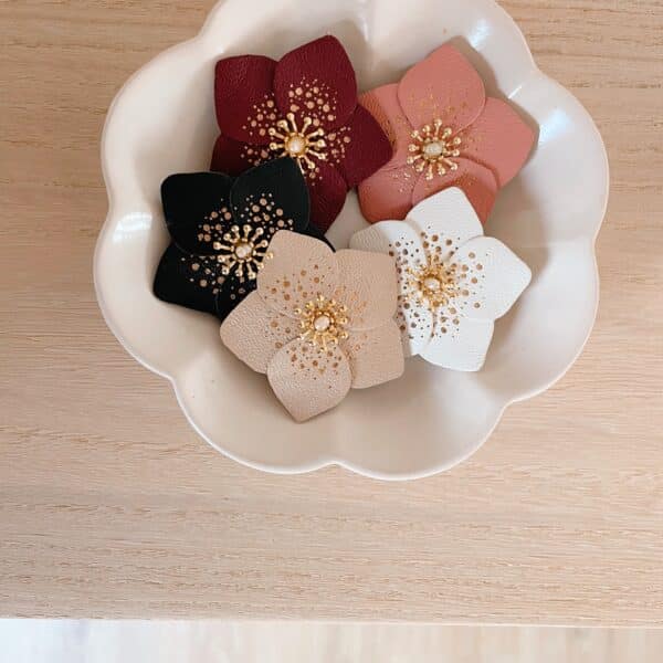 Broche rose de Noël en cuir façonnée à la main, modèle Hellébore – création artisanale