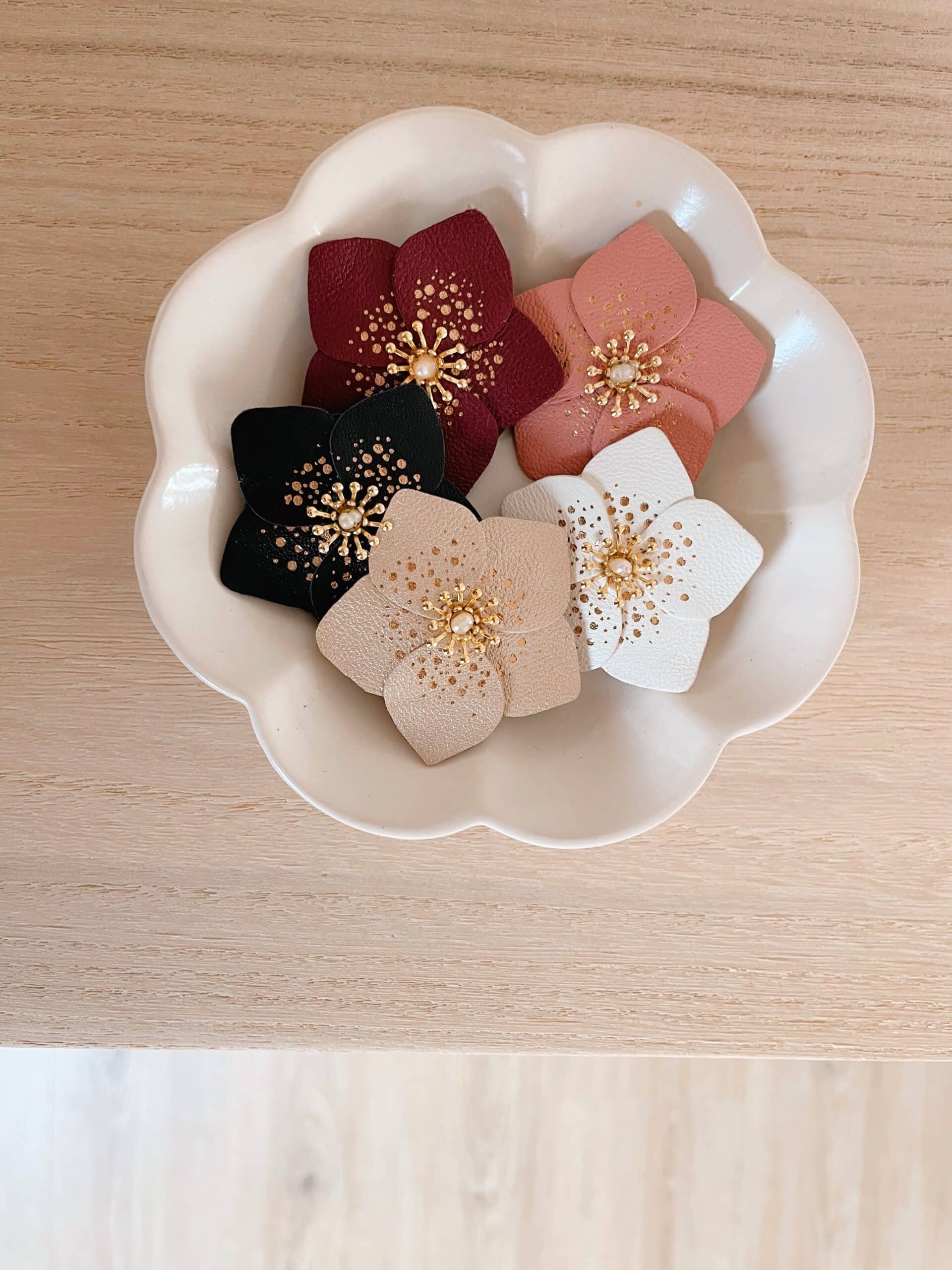 Broche rose de Noël en cuir façonnée à la main, modèle Hellébore – création artisanale