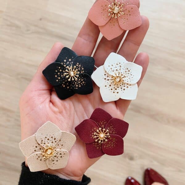 Broche rose de Noël en cuir façonnée à la main, modèle Hellébore – création artisanale