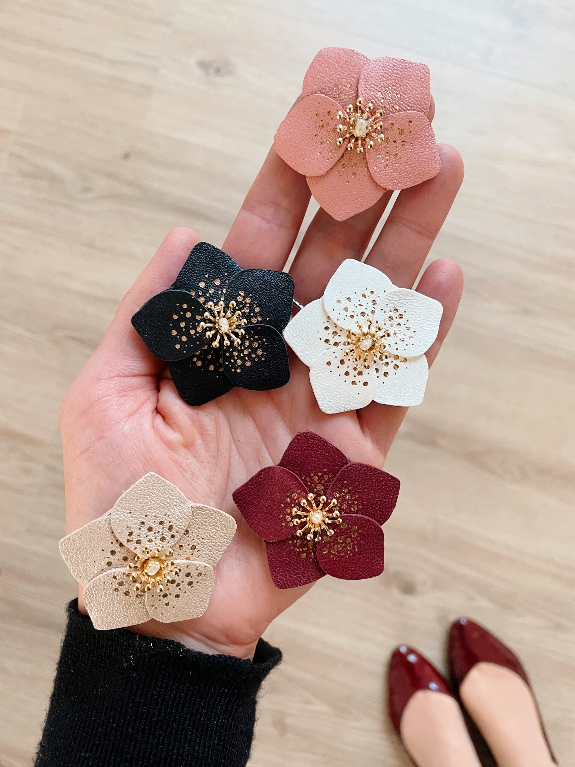 Broches Hellébores – roses de Noël en cuir surcyclé et dorure à chaud © Du vent dans mes valise 8 Broche rose de Noël en cuir façonnée à la main, modèle Hellébore – création artisanale