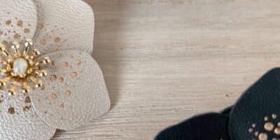 Broche rose de Noël en cuir façonnée à la main, modèle Hellébore – création artisanale