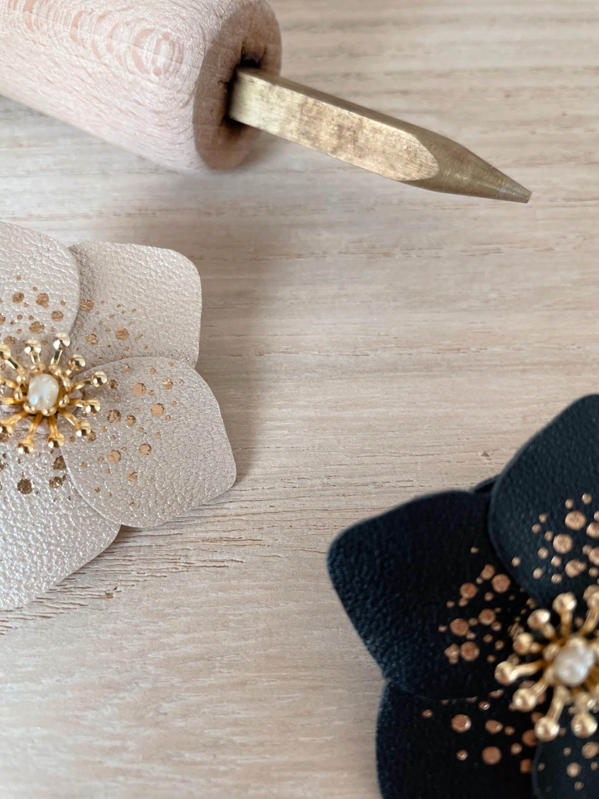 Broches Hellébores – roses de Noël en cuir surcyclé et dorure à chaud © Du vent dans mes valise 1 Broche rose de Noël en cuir façonnée à la main, modèle Hellébore – création artisanale