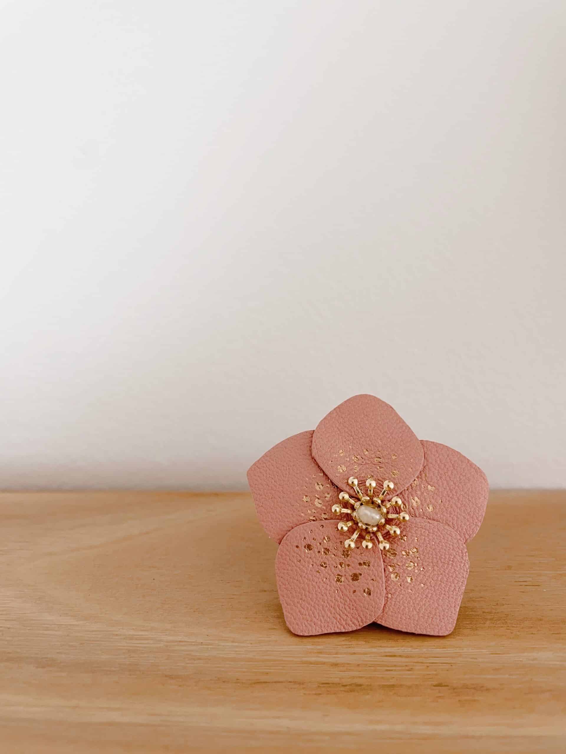 Broche Hellébore – rose de Noël rose thé en cuir surcyclé et dorure à chaud © Du vent dans mes valise Broche rose de Noël en cuir façonnée à la main, modèle Hellébore – création artisanale