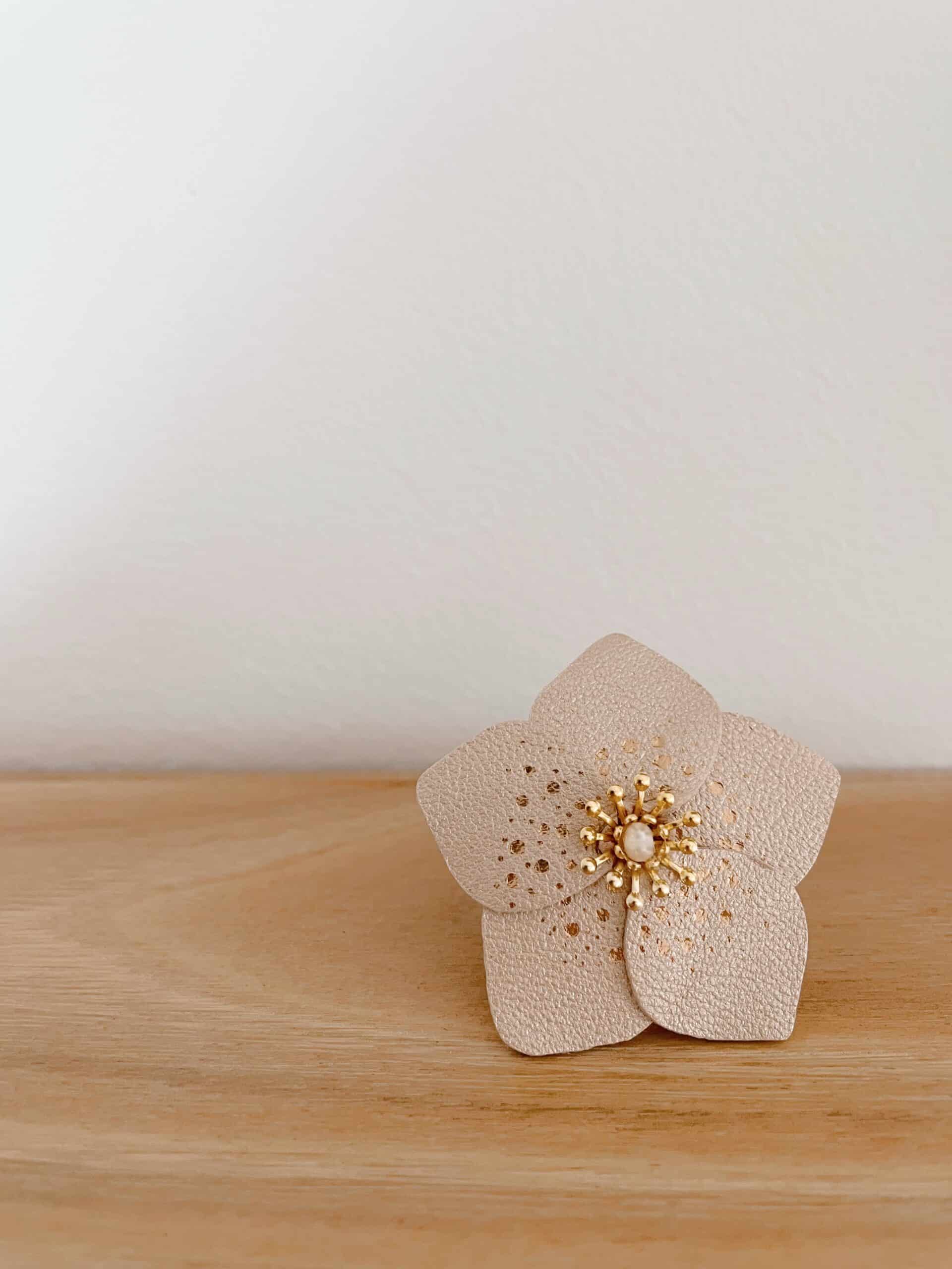 Broche Hellébore – rose de Noël couleur givre en cuir surcyclé et dorure à chaud © Du vent dans mes valise Broche rose de Noël en cuir façonnée à la main, modèle Hellébore – création artisanale