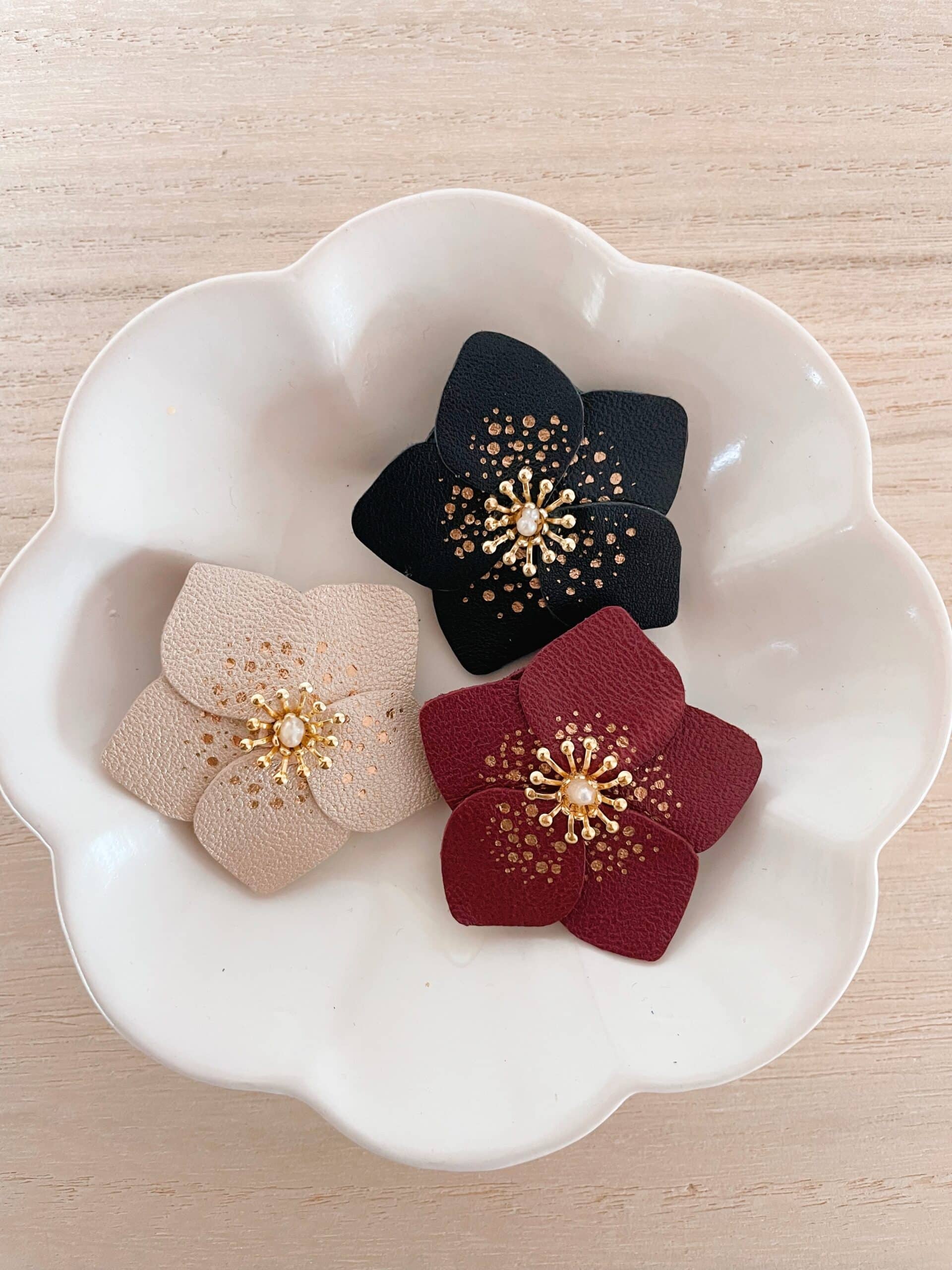 Broches Hellébores – roses de Noël en cuir surcyclé et dorure à chaud © Du vent dans mes valise 11 Broche rose de Noël en cuir façonnée à la main, modèle Hellébore – création artisanale