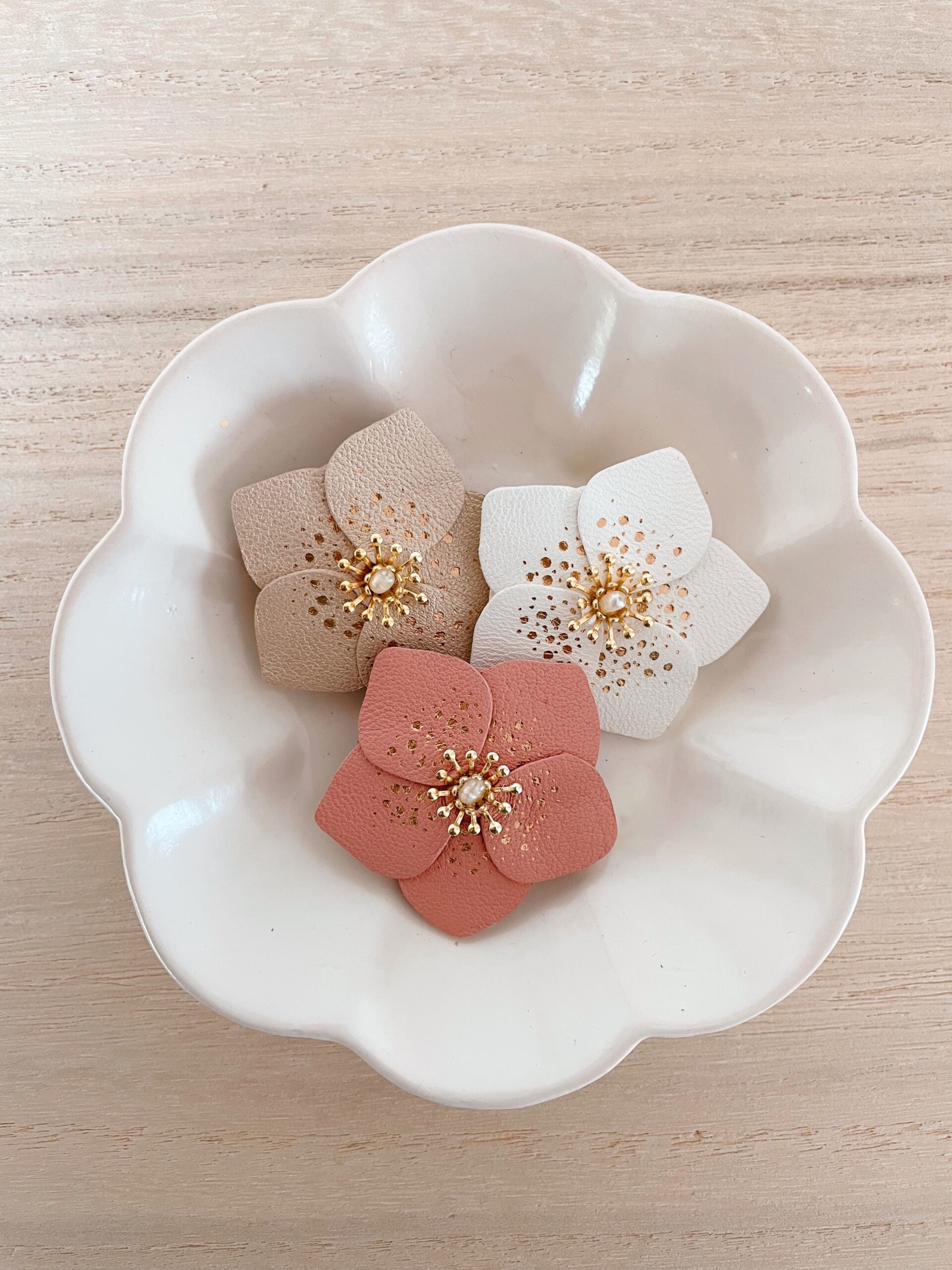 Broches Hellébores – roses de Noël en cuir surcyclé et dorure à chaud © Du vent dans mes valise Broche rose de Noël en cuir façonnée à la main, modèle Hellébore – création artisanale