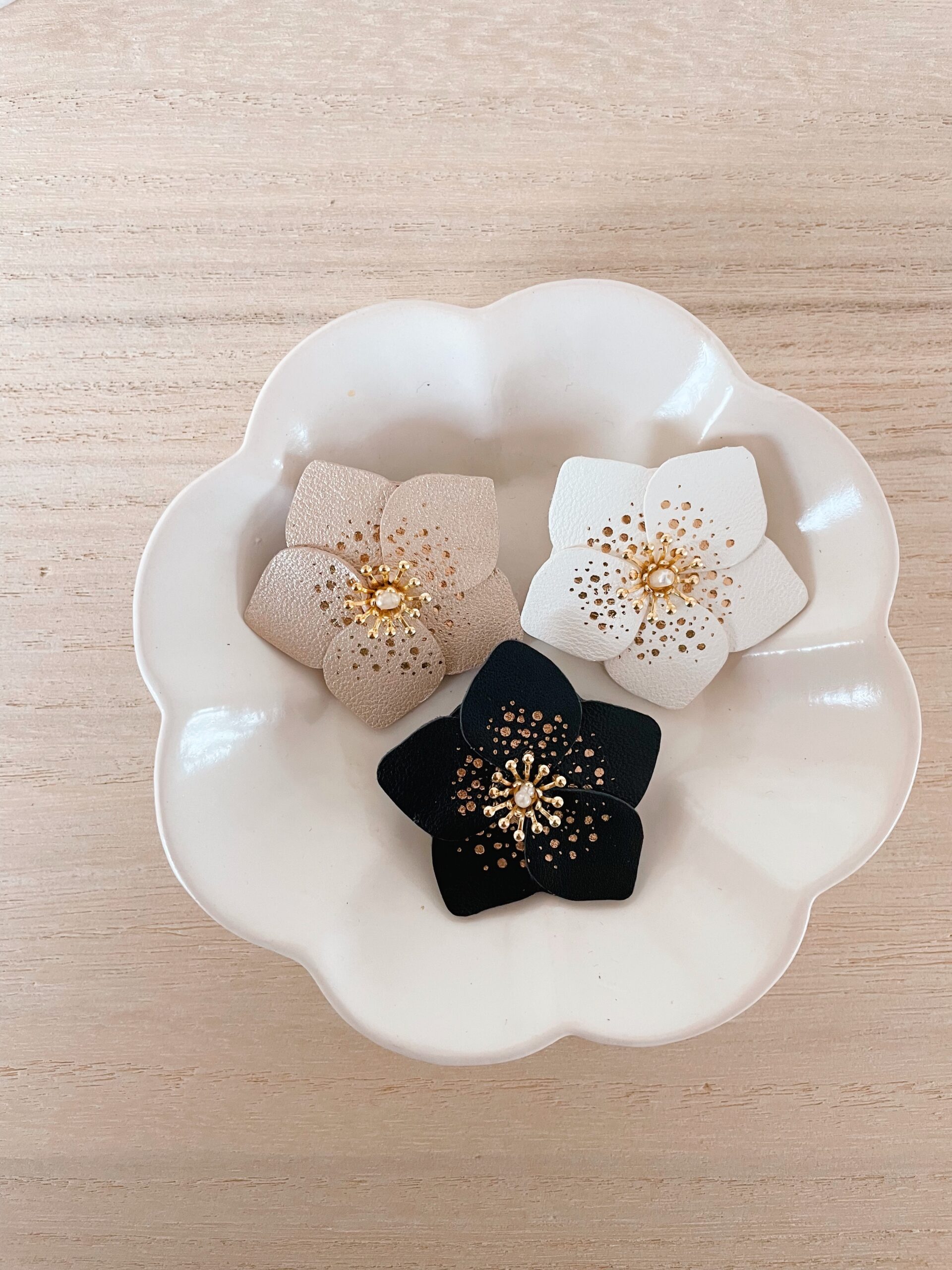 Broches Hellébores – roses de Noël en cuir surcyclé et dorure à chaud © Du vent dans mes valise 10 Broche rose de Noël en cuir façonnée à la main, modèle Hellébore – création artisanale