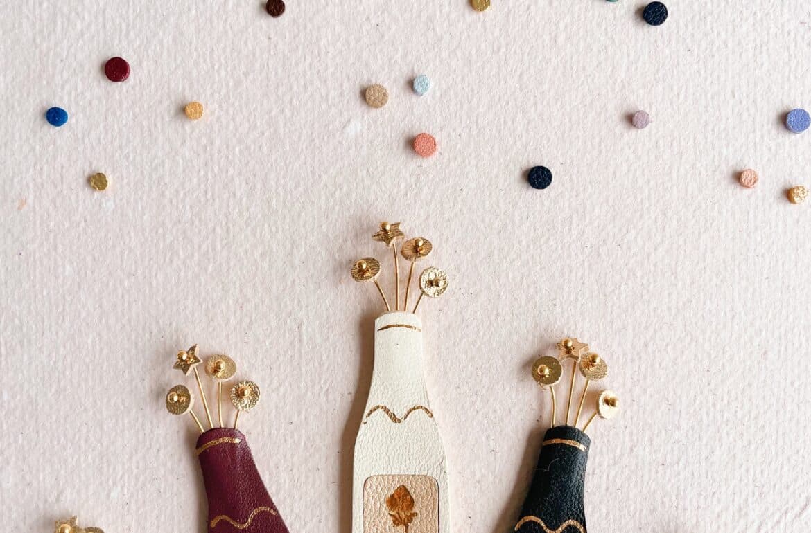 Broche bouteille de champagne artisanale en cuir avec bulles dorées