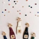 Broche bouteille de champagne artisanale en cuir avec bulles dorées
