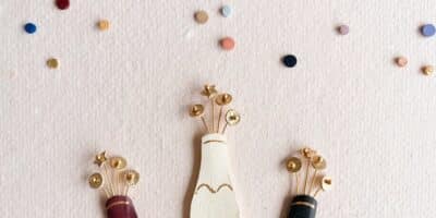 Broche bouteille de champagne artisanale en cuir avec bulles dorées