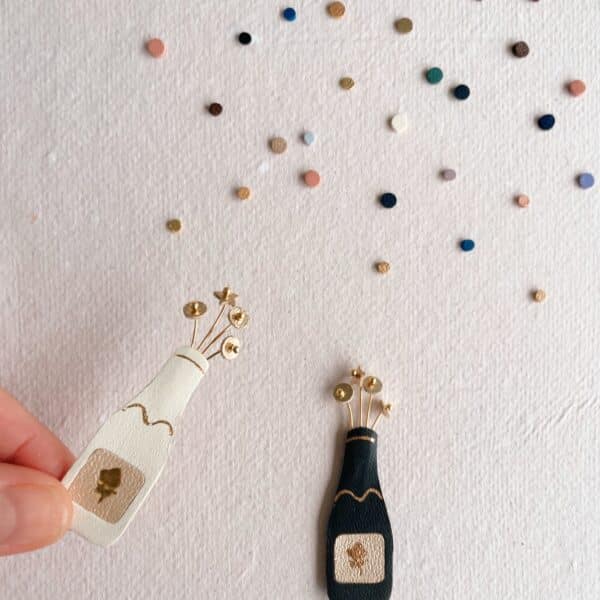 Broche bouteille de champagne artisanale en cuir avec bulles dorées