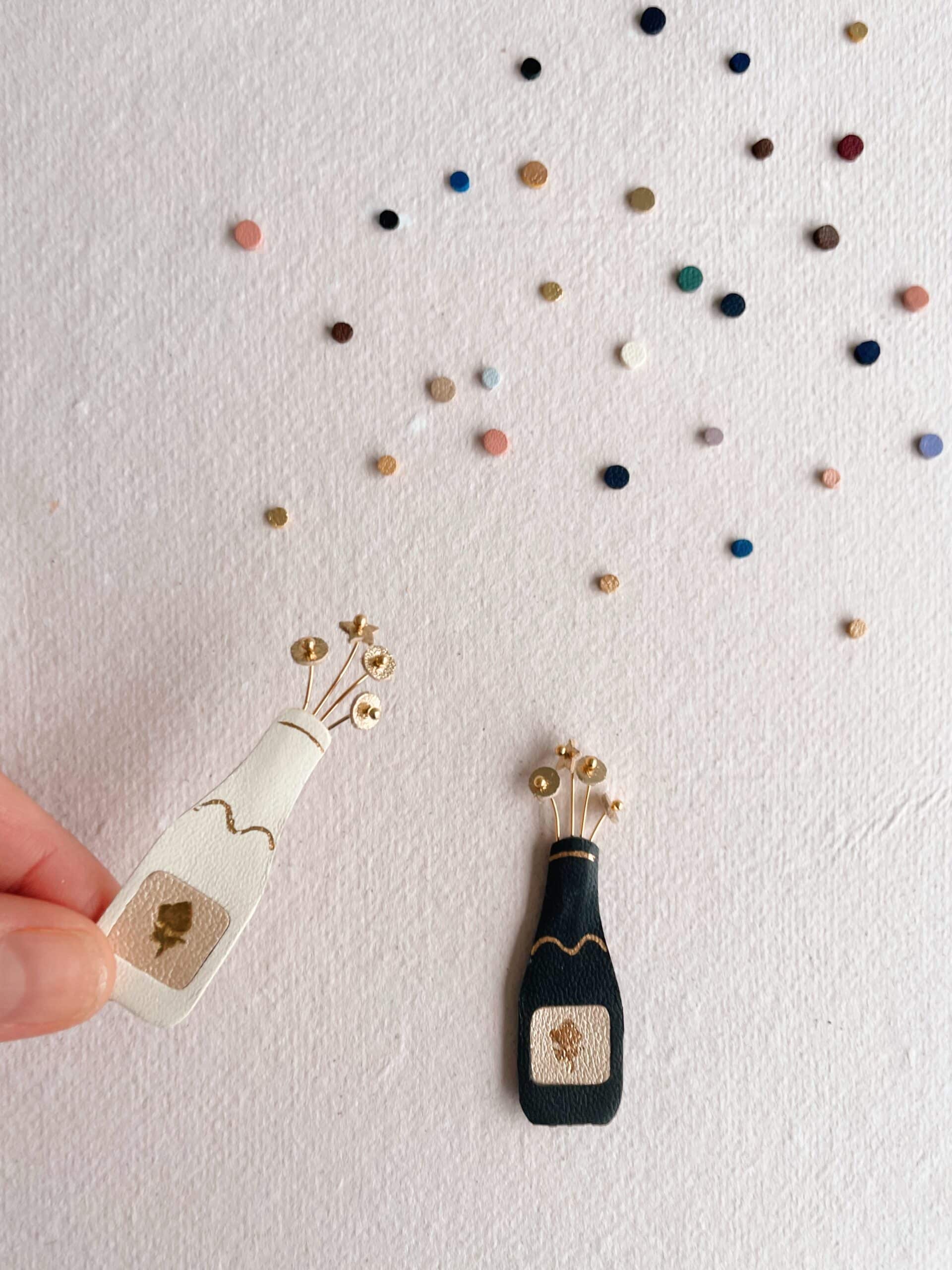 Broche pétillante façon bouteille de champagne artisanale – © Du vent dans mes valises 3 Broche bouteille de champagne artisanale en cuir avec bulles dorées