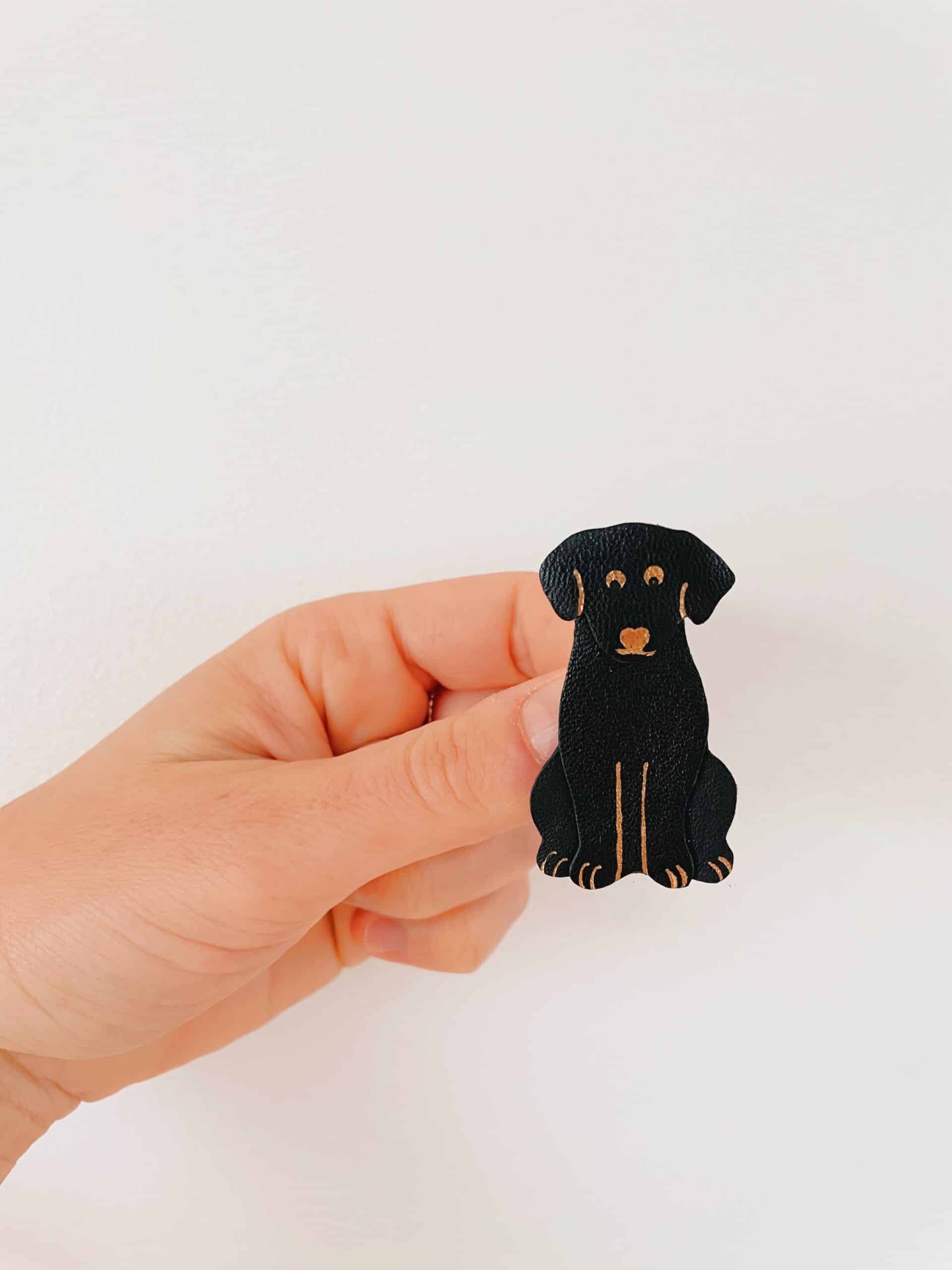 Broche Labrad’or – chien en cuir noir et dorure artisanale © Du vent dans mes valises Broche chien noire artisanale en cuir avec dorure à chaud – Labrad’or