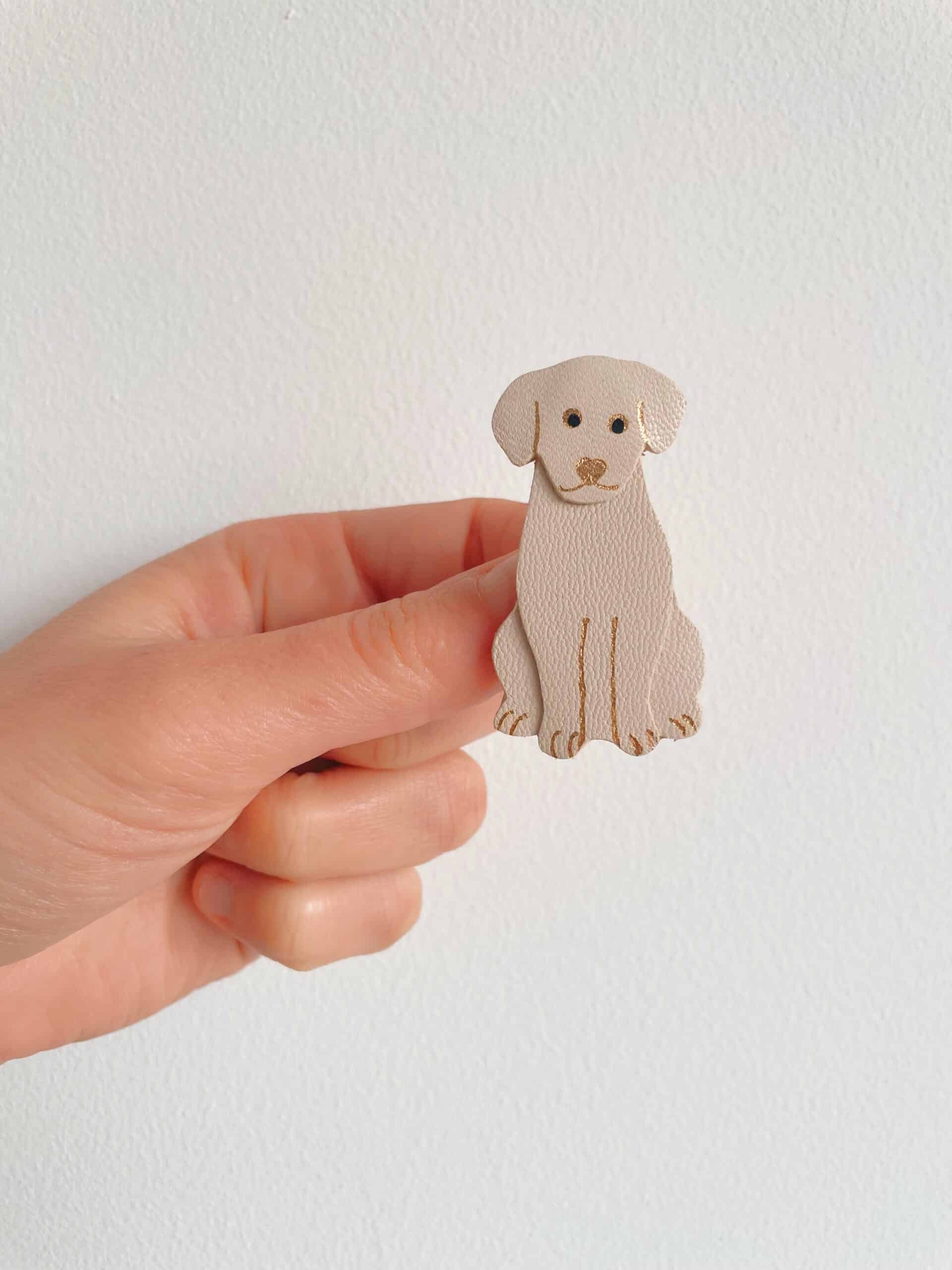 Broche Labrad’or – chien en cuir beige et dorure artisanale © Du vent dans mes valises Broche chien beige artisanale en cuir avec dorure à chaud – Labrad’or