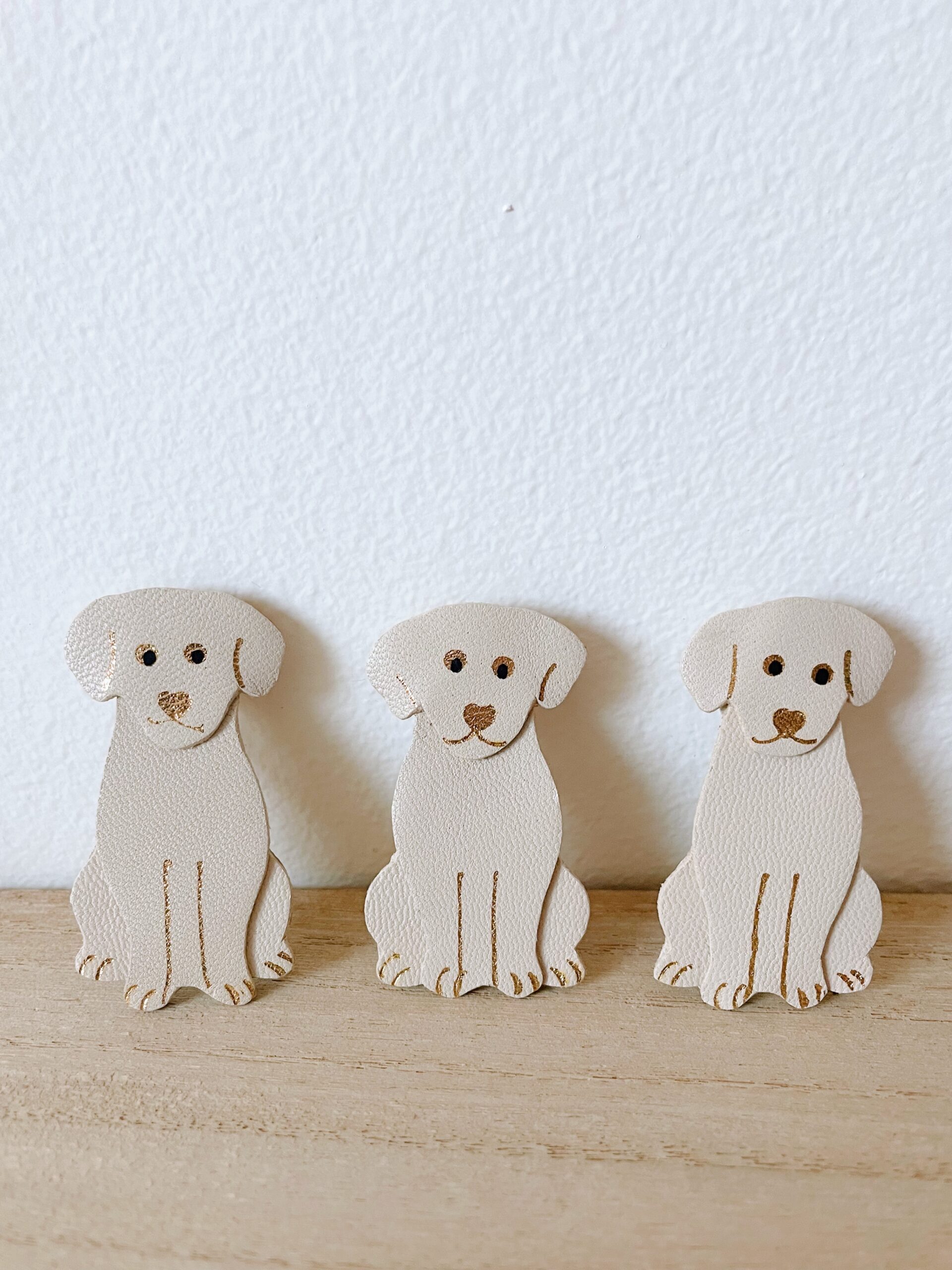 Broches Labrad’or – chiens en cuir beige et dorure artisanale © Du vent dans mes valises Broches chiens beige artisanales en cuir avec dorure à chaud – Labrad’or