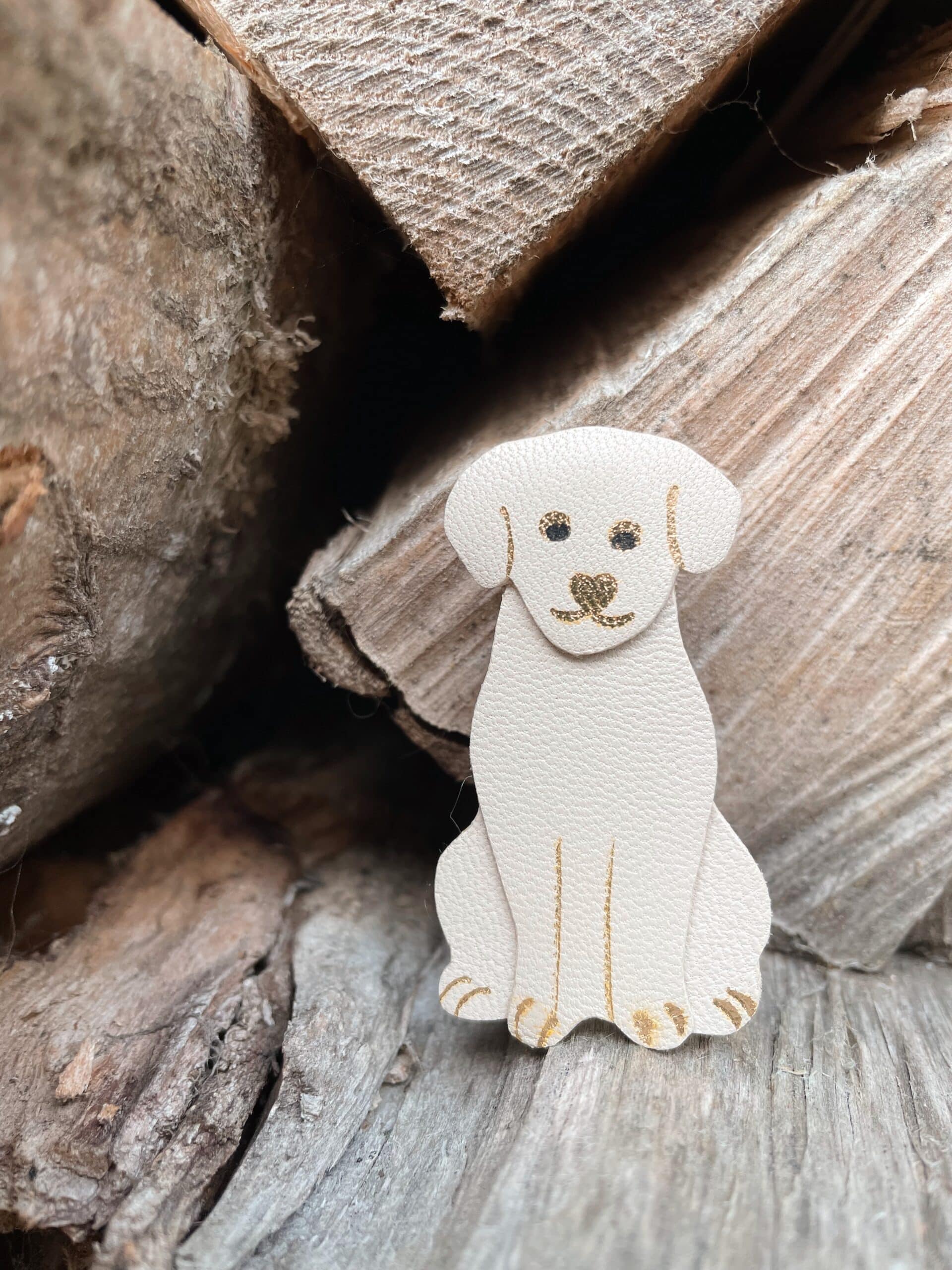 Broche Labrad’or – chien en cuir beige et dorure artisanale © Du vent dans mes valises Broche chien beige artisanale en cuir avec dorure à chaud – Labrad’or