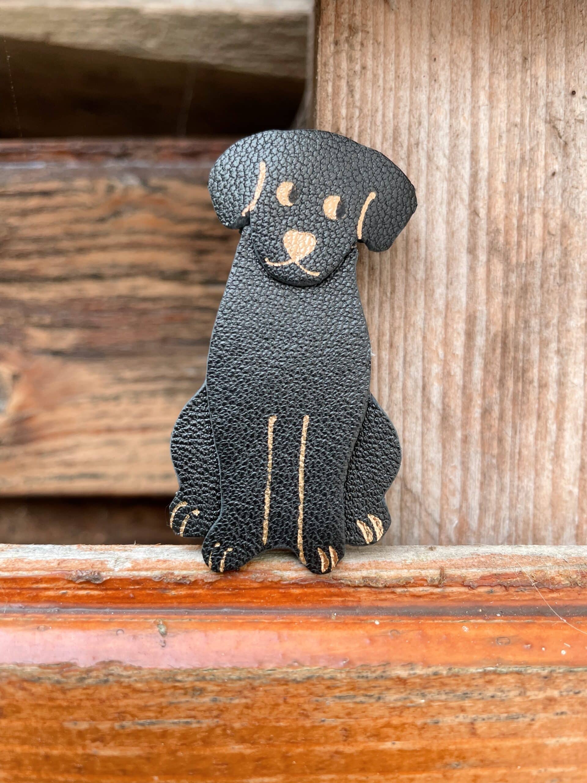 Broche Labrad’or – chien en cuir noir et dorure artisanale © Du vent dans mes valises 1 Broche chien noire artisanale en cuir avec dorure à chaud – Labrad’or