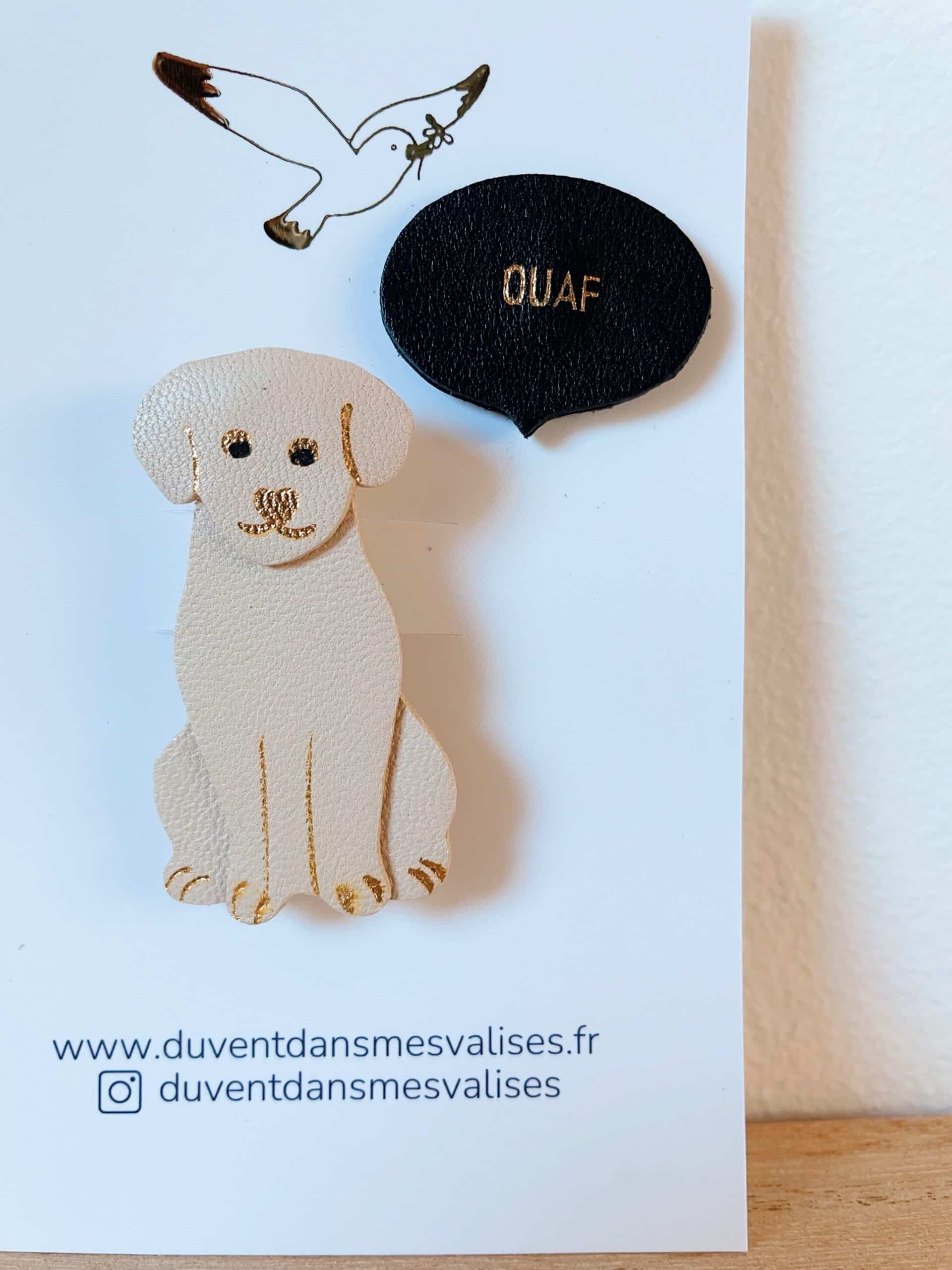 Duo broche Labrad’or et pin's Ouaf – chien en cuir surcylcé et dorure artisanale © Du vent dans mes valises Duo de broche chien beige ou noire avec son pin's Ouaf en lettres dorées or fin, fabrication artisanale française en cuir surcyclé et dorure à chaud.