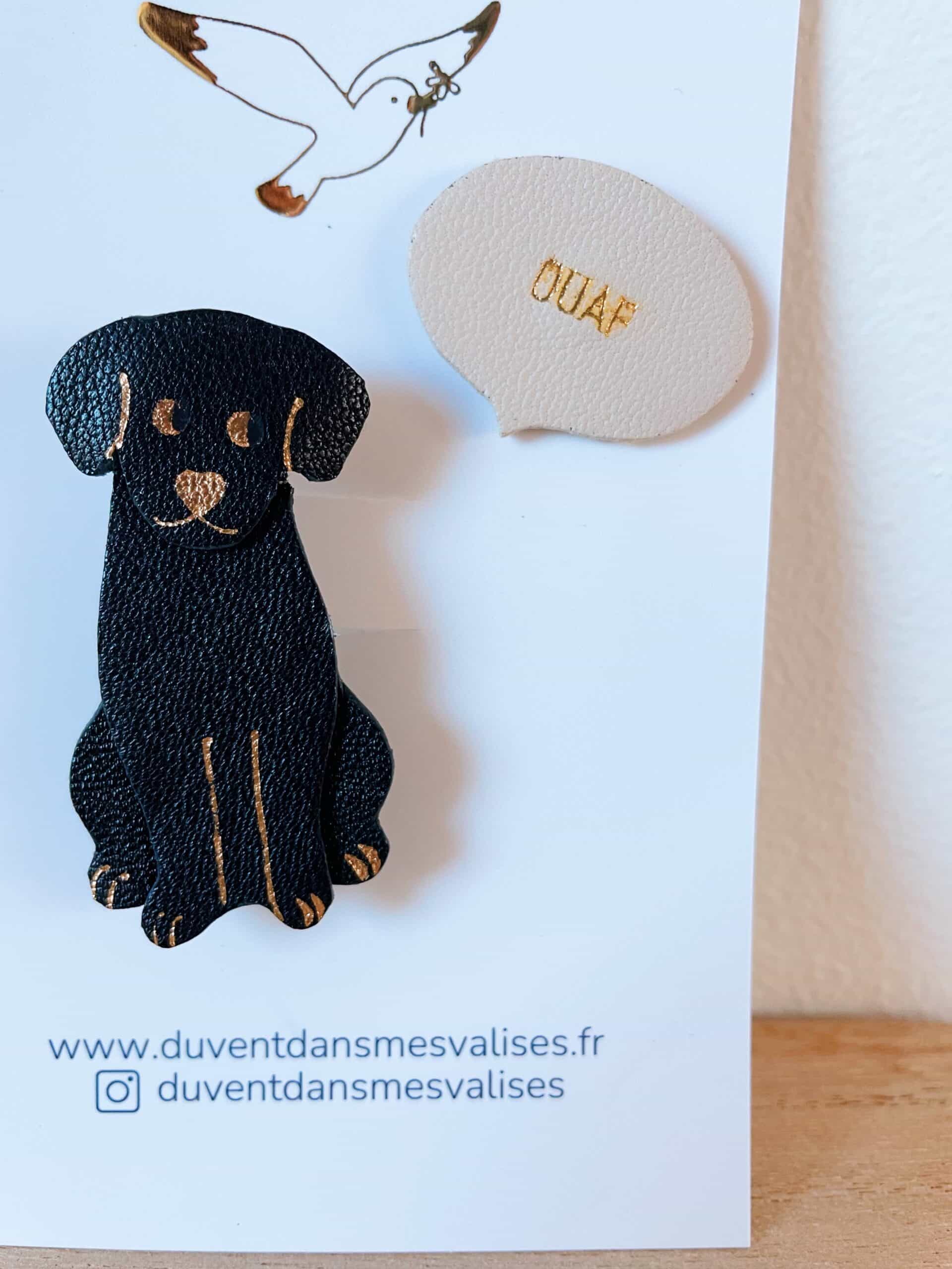 Duo broche Labrad’or et pin's Ouaf – chien en cuir surcylcé et dorure artisanale © Du vent dans mes valises 2 Duo de broche chien beige ou noire avec son pin's Ouaf en lettres dorées or fin, fabrication artisanale française en cuir surcyclé et dorure à chaud.