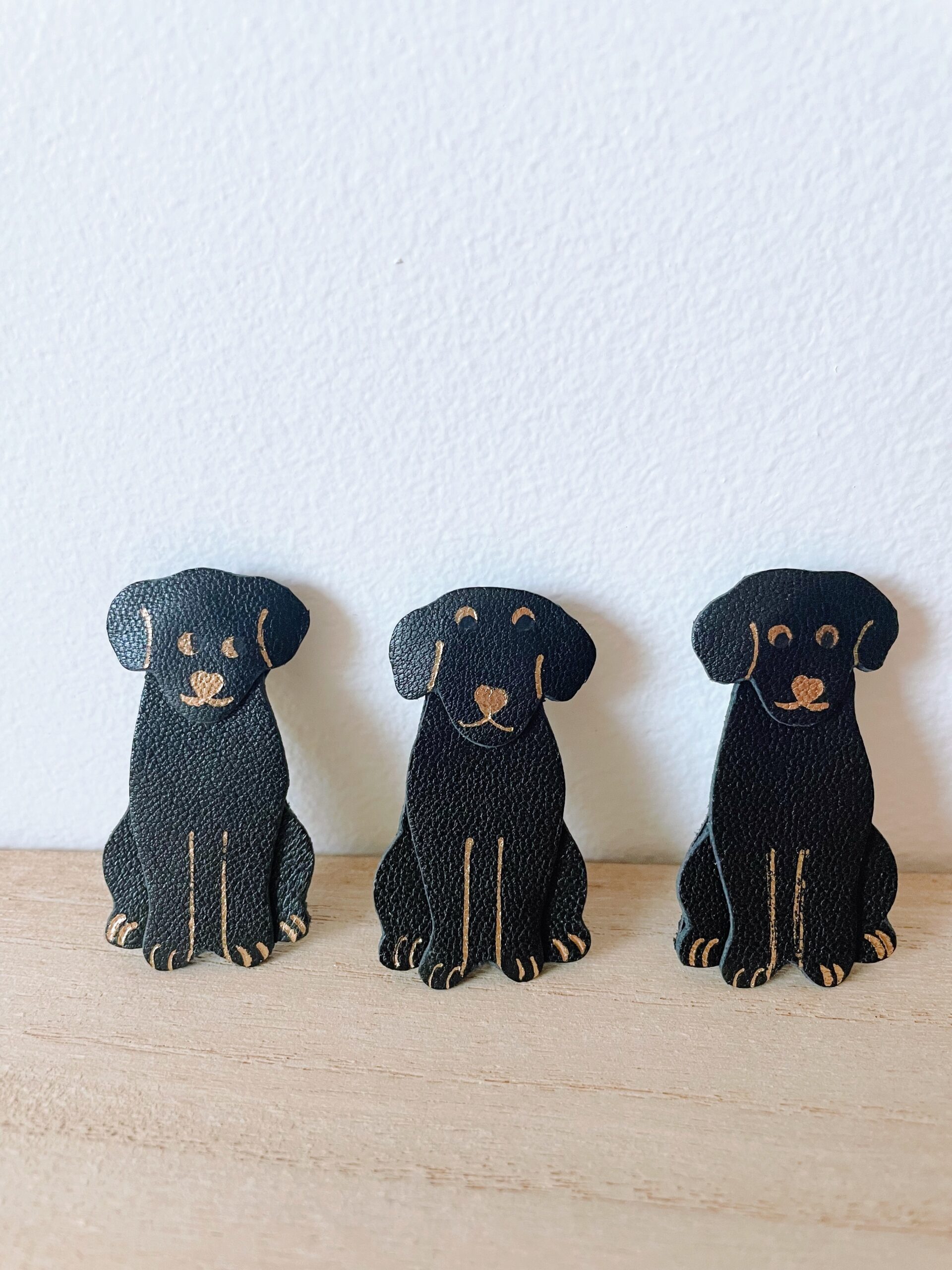 Broches Labrad’or – chien ens cuir noir et dorure artisanale © Du vent dans mes valises Broches chiens noirs artisanales en cuir avec dorure à chaud – Labrad’or