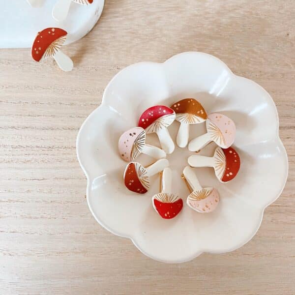 Broches champignons artisanales en cuir avec détails dorés à chaud à la main