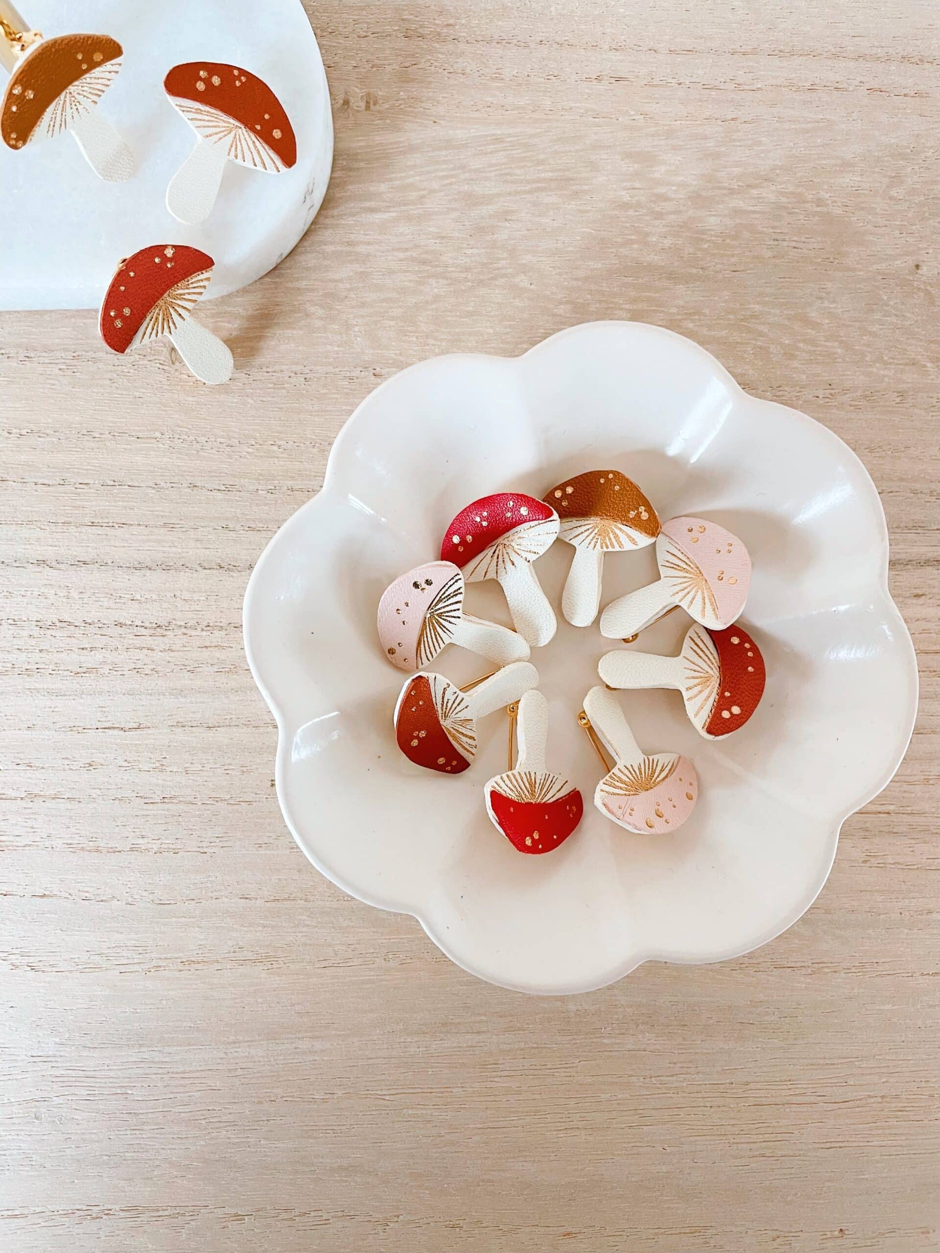 Broches champignons cuir fait main © Du vent dans mes valises 3 Broches champignons artisanales en cuir avec détails dorés à chaud à la main