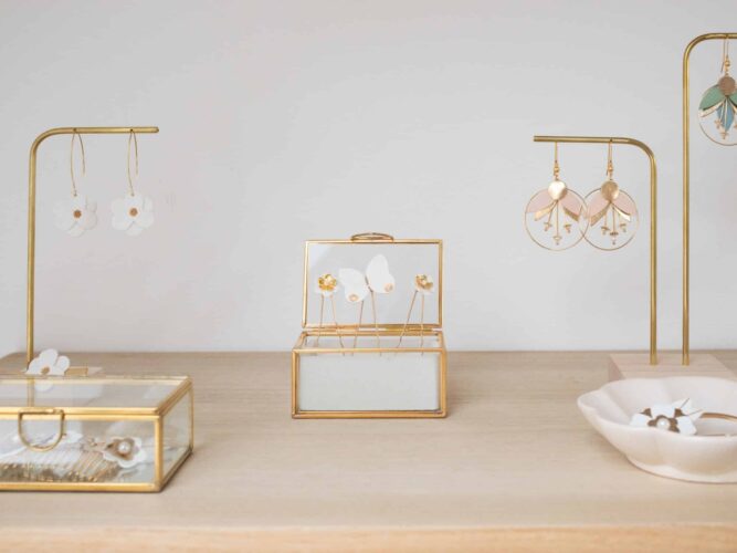 Accessoires cheveux mariage cuir doré sur mesure — Du vent dans mes valises Accessoires cheveux mariage en cuir blanc et doré — peigne floral, épingles à chignon papillon et boucles d'oreilles fleurs dans leur écrin artisanat d'art Du vent dans mes valises