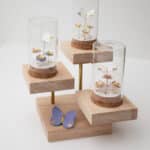 Série jardins de poche papillons présentés sur un présentoir en bois à trois niveaux, univers miniatures en cuir et dorure — objet décoratif artisanat d'art Du Vent dans mes Valises