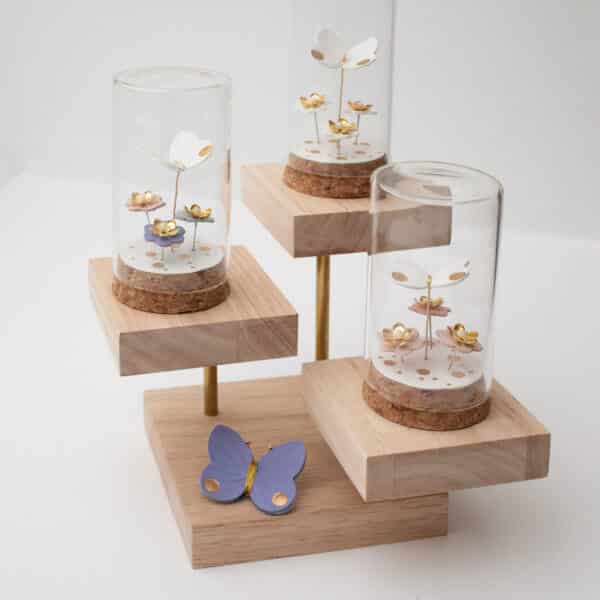 Série jardins de poche papillons présentés sur un présentoir en bois à trois niveaux, univers miniatures en cuir et dorure — objet décoratif artisanat d'art Du Vent dans mes Valises