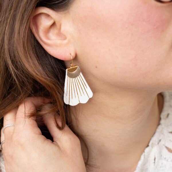 Boucles d'oreilles Margot portées dans le reflet du miroir