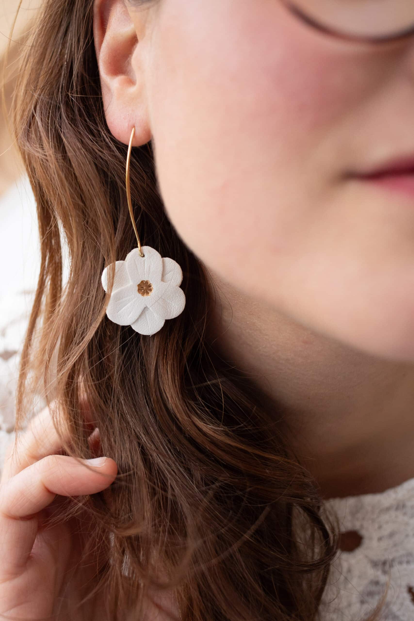 Boucles Lison portées – boucles fleur ivoire cœur doré