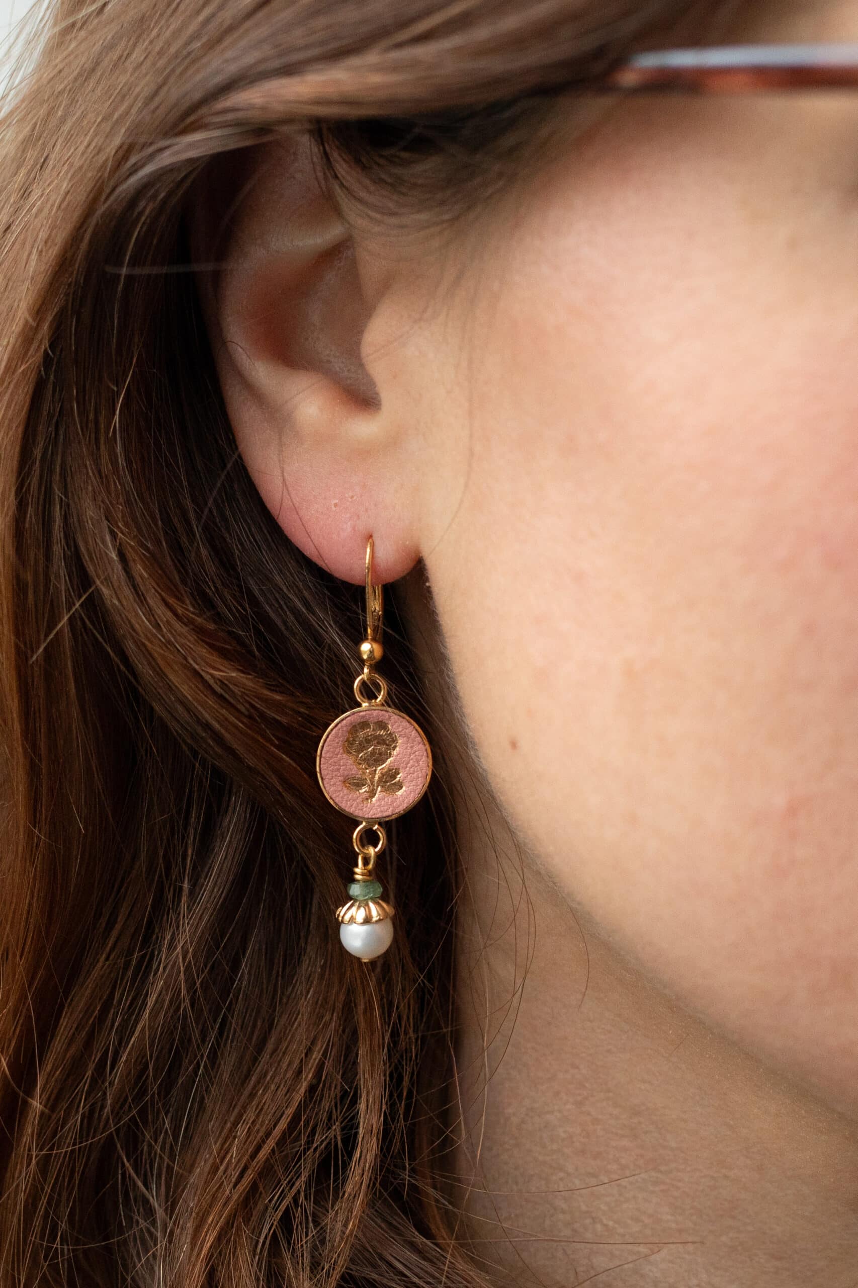 Boucles Rosa portées © Du vent dans mes valises 3 Boucles Rosa portées – boucles rose et perle d'eau douce