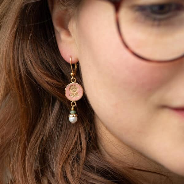 Boucles Rosa portées – boucles rose et perle d'eau douce
