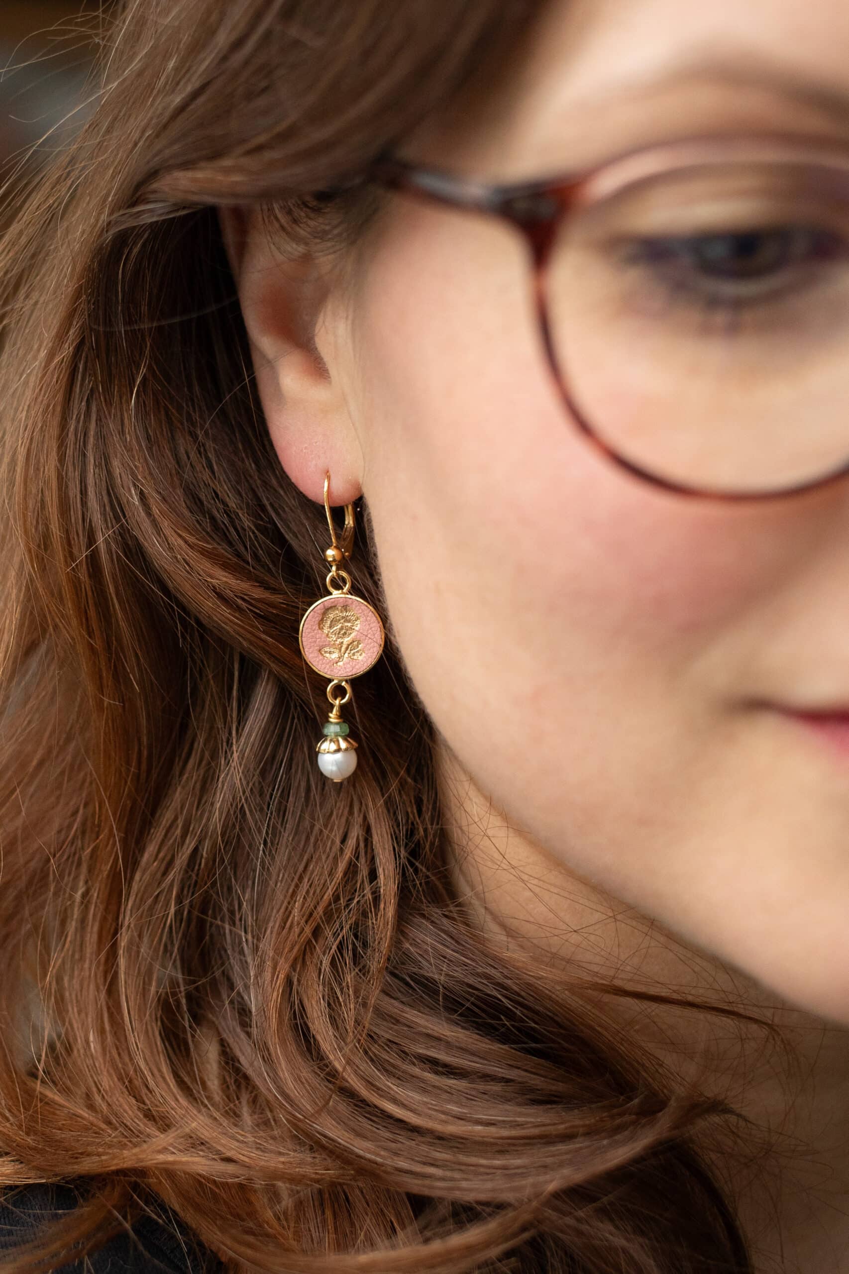 Boucles Rosa portées – boucles rose et perle d'eau douce