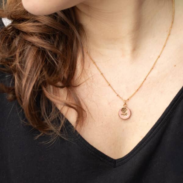 Collier Le Délicat porté, médaillon Rosa rose dorée, bijou discret près du cœur