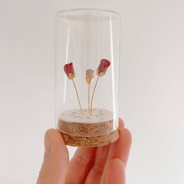 Jardin de Poche Carpe Diem sous globe, trois roses miniatures, dorure à chaud or fin