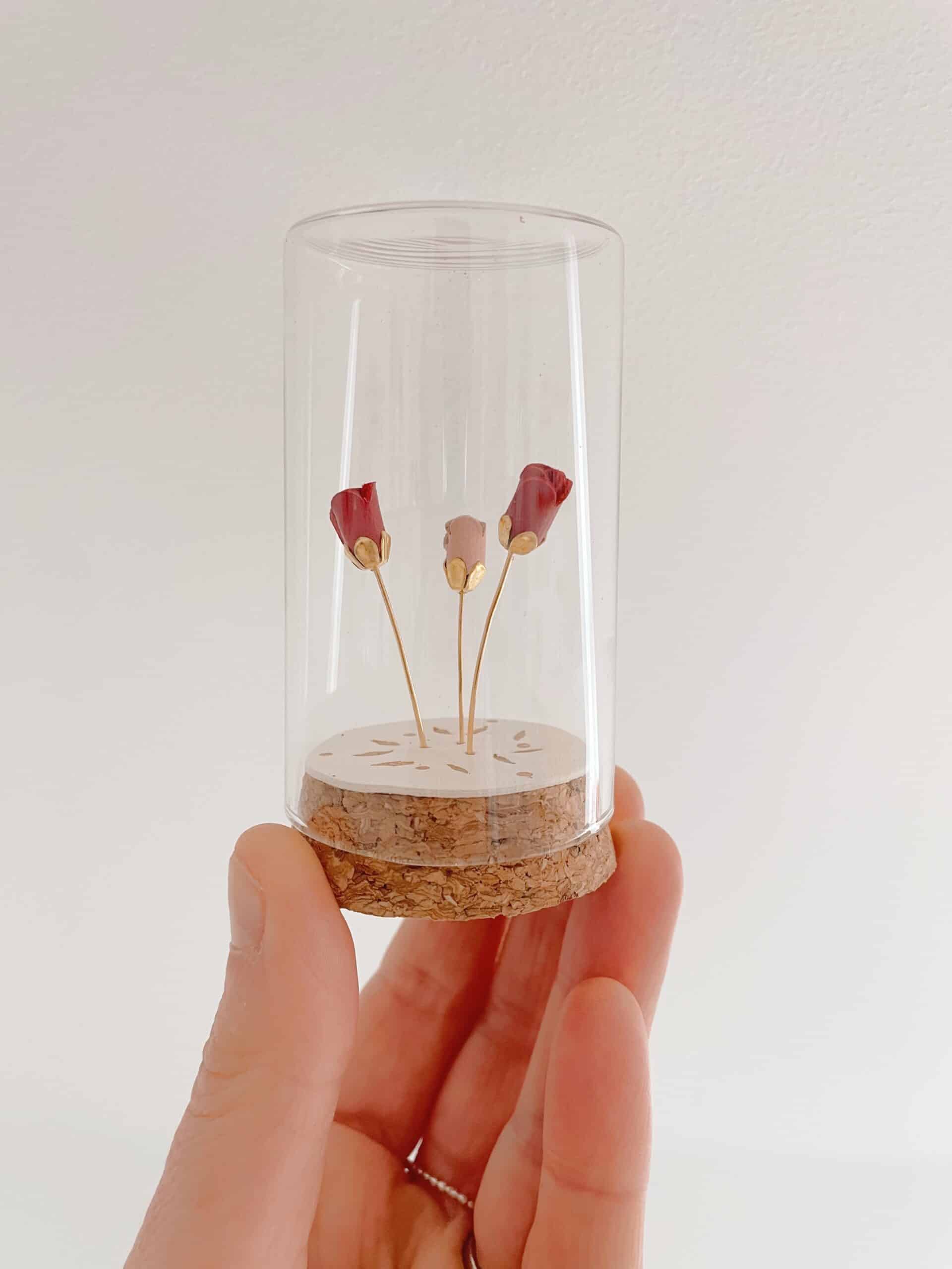 Jardin de Poche Carpe Diem © Du vent dans mes valises Jardin de Poche Carpe Diem sous globe, trois roses miniatures, dorure à chaud or fin