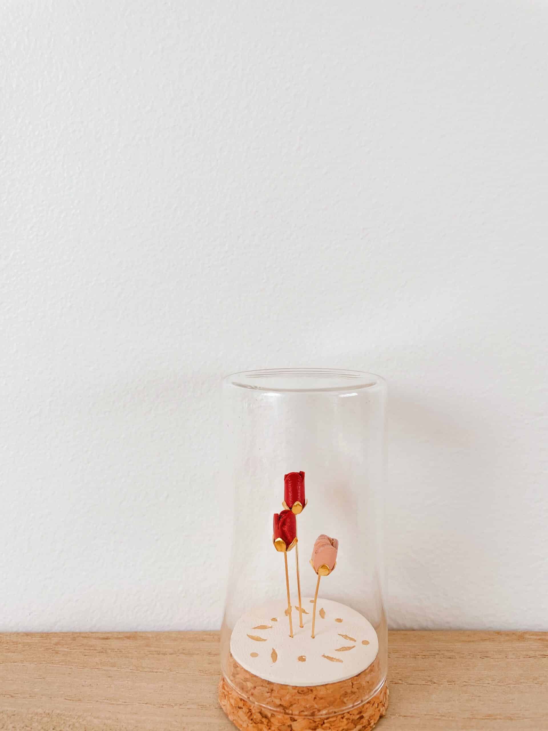 Jardin de Poche Carpe Diem © Du vent dans mes valises 1 Jardin de Poche Carpe Diem sous globe, trois roses miniatures, dorure à chaud or fin