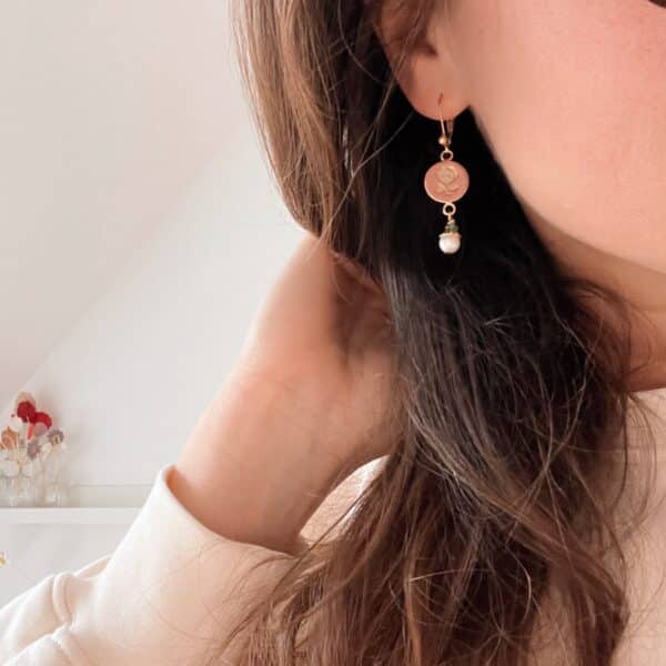 Boucles d’oreilles Rosa, médaillon rose doré, perle d’eau douce, bijou fait main