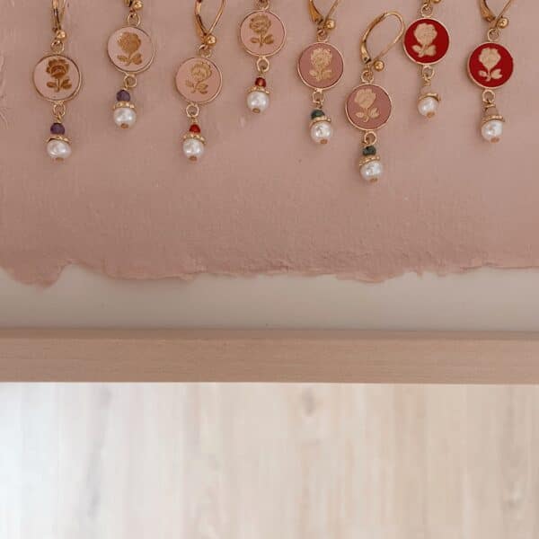Boucles d’oreilles Rosa, médaillon rose doré, perle d’eau douce, bijou fait main