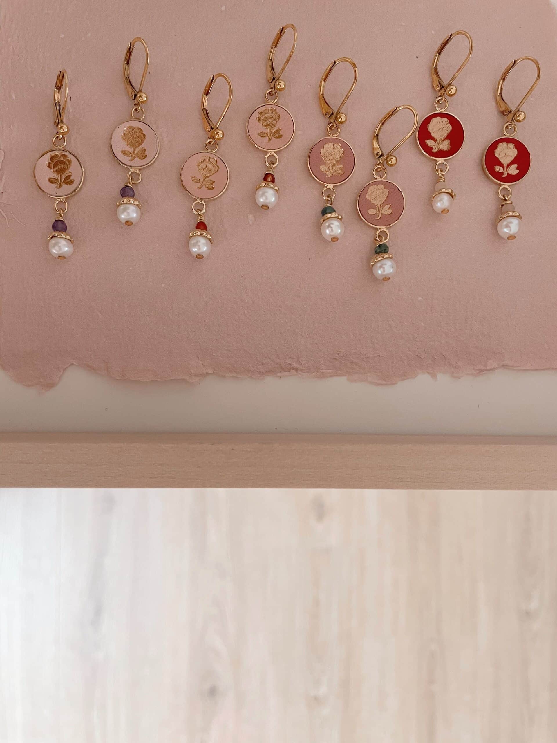 Boucles d’oreilles Rosa dorées © Du vent dans mes valises 2 Boucles d’oreilles Rosa, médaillon rose doré, perle d’eau douce, bijou fait main