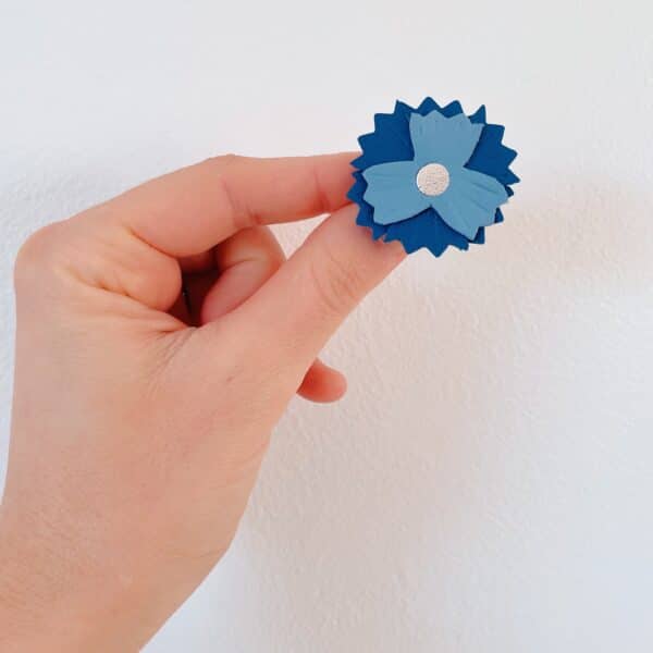 Broche Bleuet bleu roi bleu gris, cœur argenté, cuir surcyclé, fait main