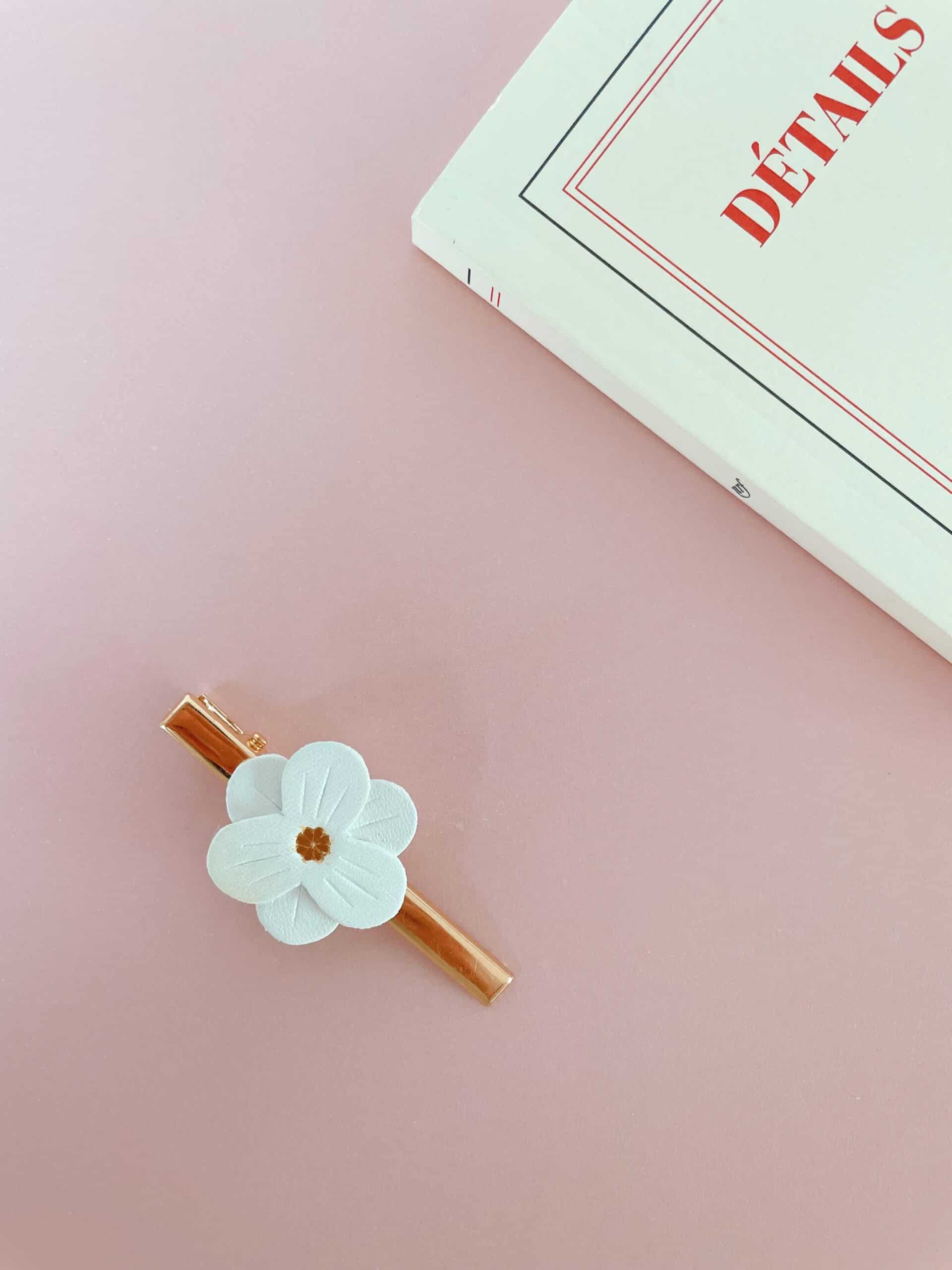 Barrette fleur ivoire dorée, accessoire cheveux élégant, esprit romantique