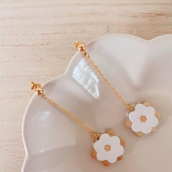 Boucles Corolles pendantes ivoire, cœur doré